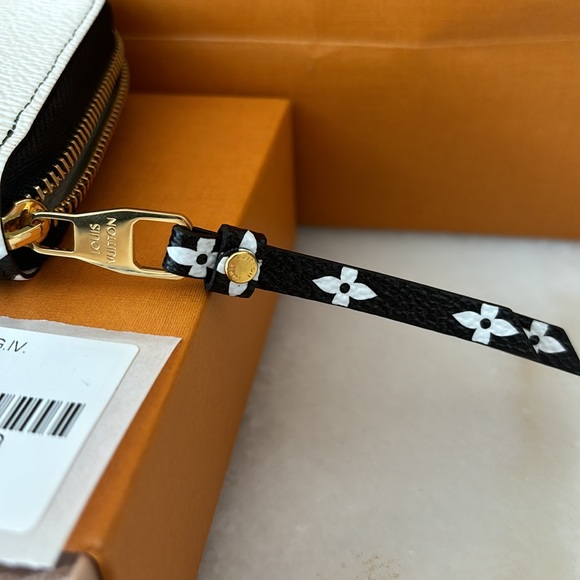 SOLD—-🔥NWT Louis Vuitton jungle coin purse - Picture 7 of 12